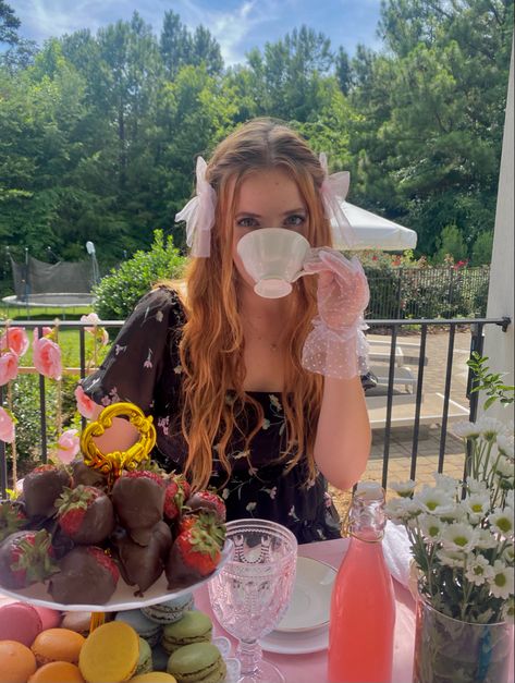 Tea Party Photoshoot, Tea Photoshoot, Tea Party Pictures, Friend Hangout, Hangout Ideas, High Tea Party, Party Photoshoot, Pic Poses, Inspo Pics