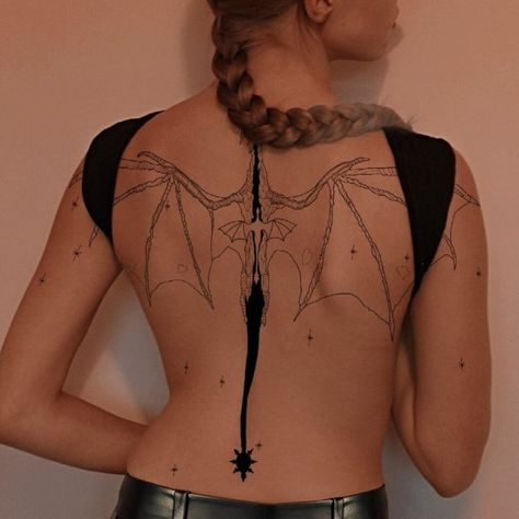 dragon tattoo Dragon Tattoo With Wings, Book Inspired Tattoos, Dragon Tattoo Back, Wing Tattoos On Back, Violet Tattoo, Nape Tattoo, Violet Sorrengail, Bookish Tattoos, Wing Tattoo Designs