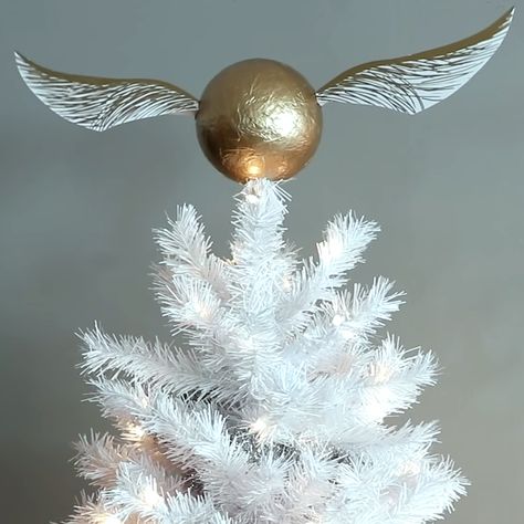 DIY Giant Golden Snitch Christmas Tree Topper | Handmade Harry Potter Theme Holiday Decoration Craft Ideas Tree Topper Ideas Diy, Harry Potter Tree Topper, Harry Potter Christmas Diy, Diy Golden Snitch, Harry Potter Themed Christmas, Harry Potter Christmas Ornaments, Diy Tree Topper, Harry Potter Christmas Decorations, Harry Potter Ornaments