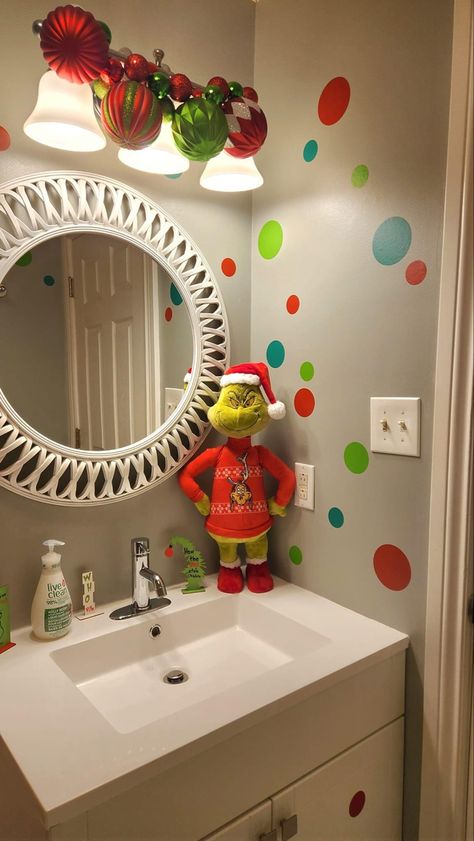 The Grinch Bathroom Decor, Grinch Theme Bathroom, Grinch Themed Bedroom, Grinch Bathroom Decor Ideas, Grinch Bathroom Decor Diy, Grinch Christmas Bedroom, Grinch Bathroom Ideas, Grinch Bedroom Decor, Grinch Bathroom Decor