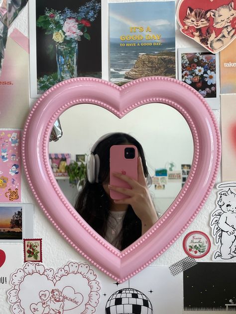 Funky Mirror Ideas Aesthetic, Heart Mirror Wall Decor, Nail Organization Ideas, Nail Organization Ideas At Home, Heart Wall Mirror, Nail Organization, Easy Room Decor, Table Vanity, Diy Room Decor For Teens