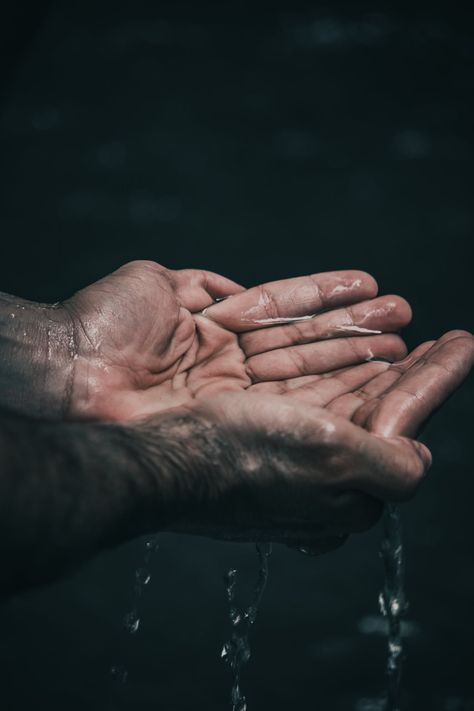 Hand Holding Something, Vertrouw Op God, Feed My Sheep, White Magic Spells, Lava E Seca, Pinterest Photography, Hand Photography, Healing Spells, Cupped Hands