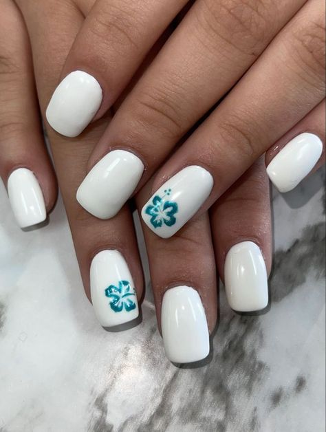 Beach Flower Nail Designs, Gel Nails With Flower Designs, Beach Themes Nails, White Gel Nails With Flowers, Short Nails For Hawaii Vacation, Hawaii Inspired Nails Short, Cute Nails Beach, Short Nails Tropical, Beach Waves Nails