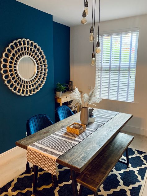 Blue dining room with rustic table Navy Blue Dining Room Ideas, Navy Dining Room Ideas, Royal Blue Dining Room, Navy Dining Room Walls, Blue Dining Room Ideas, Dining Room Design Blue, Navy Blue Dining Room, Teal Dining Room, Navy Dining Room