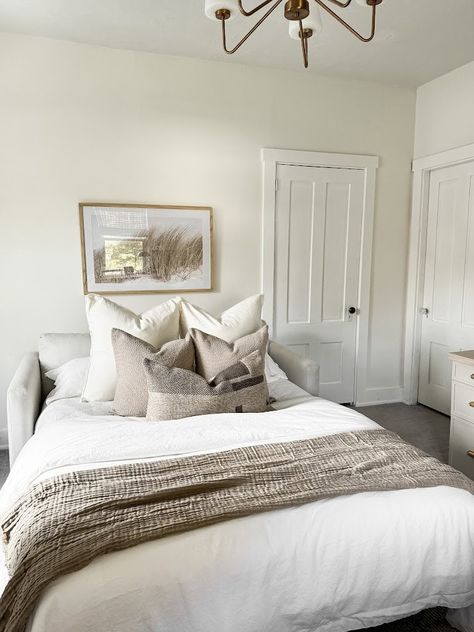 10 guest room must-haves that your guest actually wants. Guide to getting your guest room ready no matter the size. From guest room decor, and cozy bedding, to the perfect guest room baskets, we've got you covered with everything needed to make guests feel at home. Check out our guest room essentials list for must-have items in any spare bedroom. Small Guest Room | Guest Room Office Combo Guest Room Inspiration Cozy, Guest Suite Ideas, Guest Room Aesthetic, Chic Guest Bedroom, Room Essentials List, Guest Room Baskets, Guest Room Office Combo, Guest Room Paint, Interior Design Styles Quiz