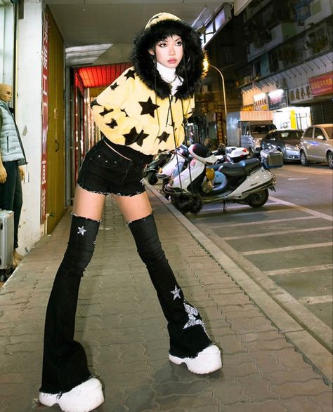 Hyper Punk Fashion, Rager Party Aesthetic Outfit, Y2k Tomboy Aesthetic, Pose For Street Photography, Bloom Core Aesthetic Outfits, Two Characters Reference, Shh Pose Reference, Blue Outfit Aesthetic Summer, Alt Pose Reference