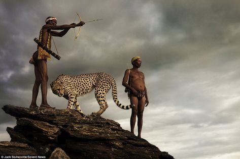 Fearless: Two hunters from an ancient tribe look unconcerned as they use a bow and arrow to catch their dinner - just yards from a fully grown cheetah San Bushman, Nature Hunt, Types Of Hunting, Africa Animals, Wildlife Reserve, Dangerous Animals, Love The Earth, Photography Contest, Hdr Photography