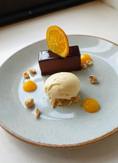 Ice Cream Plating, Chocolate Hazelnut Cookies, Orange Ice Cream, Orange Curd, Chocolate Desserts Cake, Fine Dining Desserts, Hazelnut Cookies, Dessert Presentation, Chocolate Torte