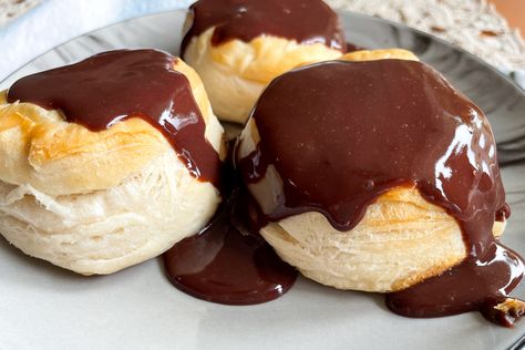 Chocolate Gravy and Biscuits is Your New Favorite Breakfast Chocolate Gravy And Biscuits, Chocolate Gravy Recipe, Gravy And Biscuits, Appalachian Recipes, Chocolate Gravy, Breakfast Chocolate, Jello Salads, Southern Breakfast, Baking Hacks