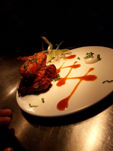 Chicken Wings Plating Ideas, Chicken Wing Plating Presentation, Fried Chicken Fine Dining Plating, Chicken Wing Plating, Chicken Plating Presentation, Chicken Wings Plating, Chicken Fine Dining Plating, Chicken Plating Ideas, Appetizer Plating