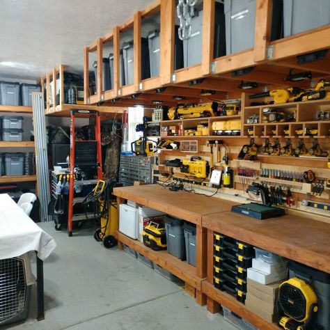 Officine In Garage, Garage Workshop Layout, Garage Workbench Plans, Garage Storage Inspiration, Garage Workshop Plans, Plan Garage, Garage Workshop Organization, Workshop Layout, Workshop Plans