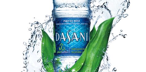 A bottle of Dasani water, with the "purified" disclosure at the top of the label. Reuse Water Bottles, Dasani Water, Nestle Pure Life, Branded Water Bottle, Coca Cola Brands, Lemon Detox, Disney World Food, Water Branding, Frutiger Aero