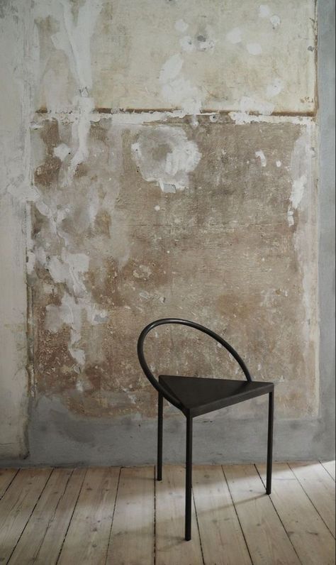 Wabi Sabi Interior, Concrete Effect Paint, Distressed Walls, Wabi Sabi Style, Simple Furniture, Wall Texture, Wall Finishes, Plaster Walls, Ceiling Decor