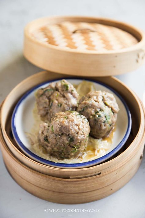 These Cantonese-style steamed beef meatballs are not your typical meatballs. It has a tender yet bouncy QQ texture that people truly enjoy. Now you can make these authentic popular dim sum beef meatballs at home. Steamed Meatballs, Beef Balls Recipe, Chinese Meatballs, Chinese Lunch, Beef Ball, Steamed Meat, Lemon Cupcake Recipe, Dim Sum Recipes, Homemade Chinese