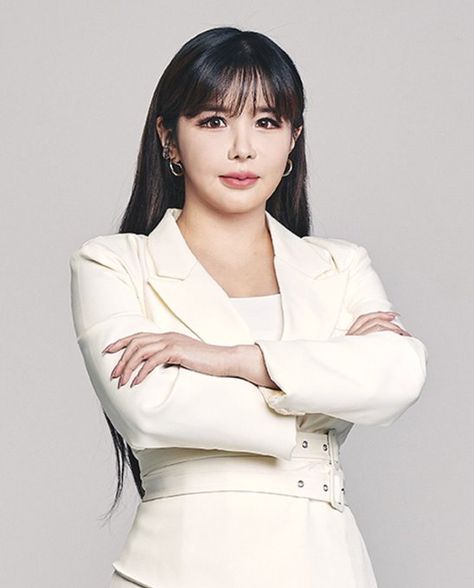 Park Bom 2ne1, Kpop Women, Yg Entertaiment, Popular Artists, New Photos, Vixx, Mother And Father, Black Pink Kpop, Her Music