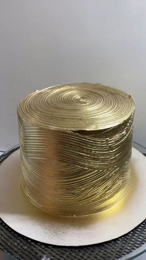 Cake Golden Birthday, Golden Hour Birthday Party, Golden 18th Birthday Ideas, Golden Cake Ideas, Golden Party Aesthetic, Gold Bday Cake, Brown Cake Ideas, Golden Birthday Aesthetic, Gold Cake Aesthetic