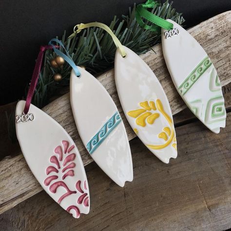 Hawaii Surfboard, Deco Surf, Themed Ornaments, Hawaii Christmas, Ornament Ceramic, Coastal Ornament, Earthenware Ceramics, Hawaiian Christmas, Beach Ornaments