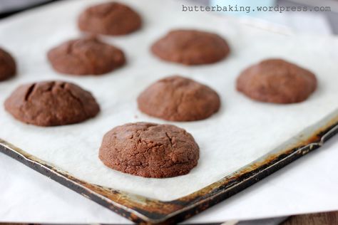 nutella stuffed cookies by butter Easy Nutella Cookies, Nutella Stuffed Cookies, Stuffed Cookies, Nutella Cookies, Chewy Cookie, Butter Cookies, Tray Bakes, Truffles, Cookie Dough