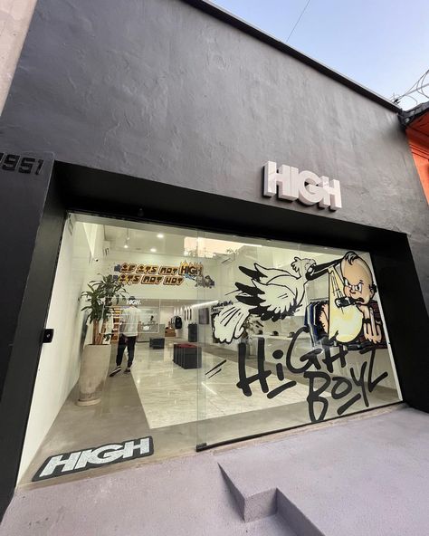 Stussy Store Interior, Clothing Brand Pop Up Shop, Street Wear Store Interior Design, Urban Store Design, Streetwear Interior Design, Skate Shop Interior, Pop Up Shop Aesthetic, Designer Store Aesthetic, Fashion Store Aesthetic