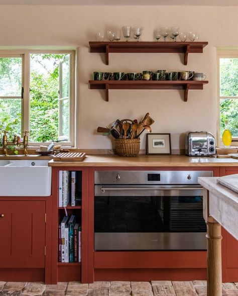 Kitchen cabinet countertop combinations - red wood Red And Wood Kitchen, Cabinet Countertop Combinations, British Standard Kitchen, Green Shaker Cabinets, Red Kitchen Cabinets, Cabinet Countertop, Country Cottage Interiors, Red Cabinets, Cabinets And Countertops