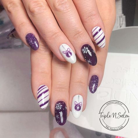 Simple Christmas Nails, Nail Art Noel, Xmas Nail Art, December Nails, Finger Nail Art, Christmas Nails Easy, Mermaid Nails, My First Christmas, Purple Christmas