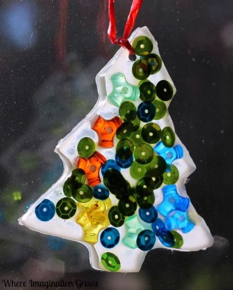 Christmas Crafts for Kids! Simple Christmas tree suncatchers or ornaments kids can make! Using only simple materials like glue and beads!  #christmascrafts #kidsactivities #christmascraftsforkids Christmas Learning Activities, Christmas Tree Ornament Crafts, Easy Christmas Tree, Activity Calendar, Christmas Learning, Easy Holidays Crafts, Preschool Christmas Crafts, Christmas Kindergarten, Home Daycare