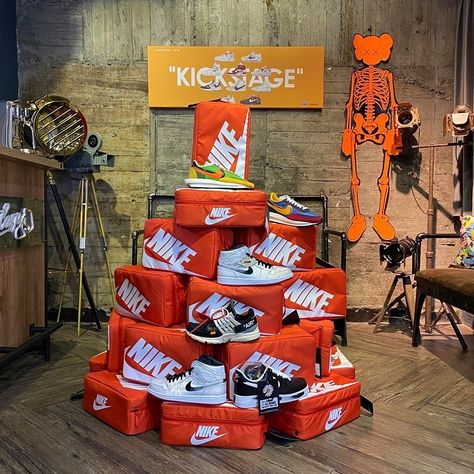 Nike Shoe Display, Nike Shoe Boxes, Nike Christmas, Nike Shoe Box, Sneaker Party, Valentines Window Display, Sneakerhead Gifts, Nike App, Nike Gifts