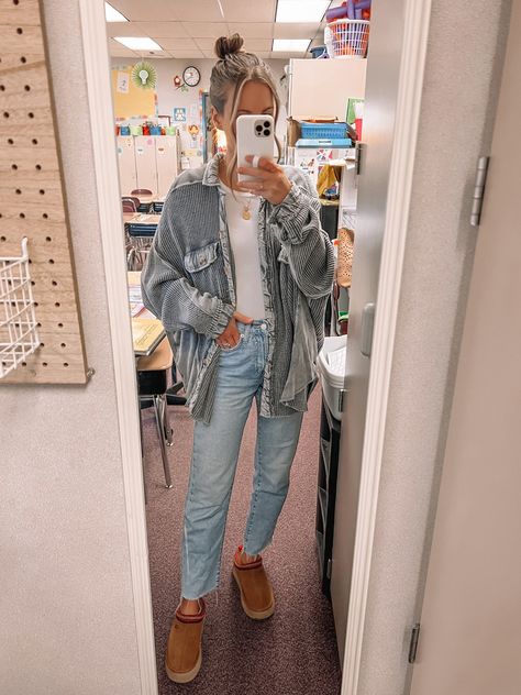 Cute Casual Jean Outfits Winter, Light Wash Jeans Outfit Teacher, Mom Jeans Teacher Outfit, Cute Outfits Mom Jeans, Mom Appropriate Outfits, Cute Casual Teacher Outfits Winter, Winter Outfits With Mom Jeans, Outfits For 63 Degree Weather, Mom Ootd Casual