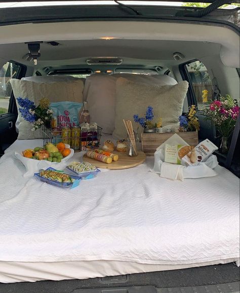 Back Of The Car Date Night, Car Date Ideas, Trunk Picnic, Car Date, Cozy Car, Car Picnic, Sleep In Car, Boyfriend Stuff, Picnic Inspo