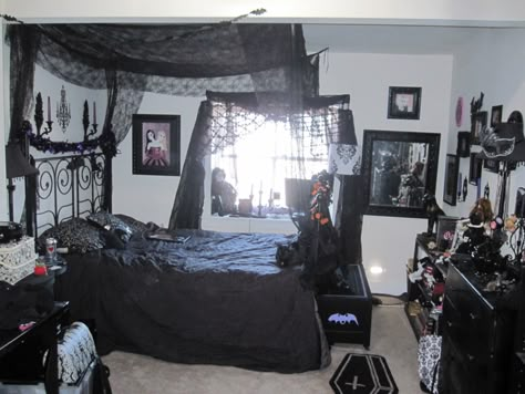 Tumblr gothic themes… Goth Room With White Walls, Goth Themed Bedroom, 2000s Goth Bedroom, Small Room Full Size Bed Layout, Mall Goth Room, Emo Room Ideas, Gothic Room Ideas, Alt Bedroom, Emo Bedroom