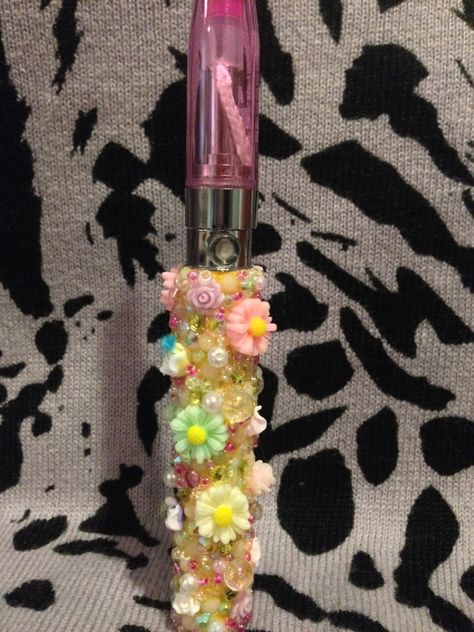 fairytailz.net Lighter Art, Custom Lighters, Glitter Pin, Cool Pipes, Rhinestone Projects, Rhinestone Crafts, Pretty Pens, Puff And Pass, Girly Accessories