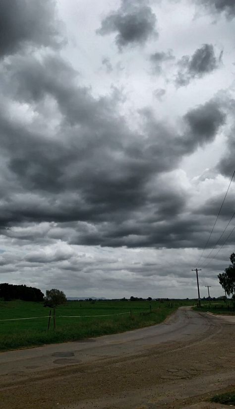 Rainy Clouds Aesthetic, Cloudy Weather Aesthetic, Cloudy Day Aesthetic, Gray Hour, Crown Emoji, Rainy Clouds, Cloud Rain, Rainy Sky, Dark Naturalism