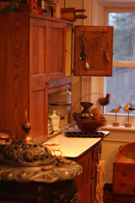 Hoosier Cabinets My Gram had one of these, I always loved these! Pantry Unit, Antique Kitchen Cabinets, Vintage Kitchen Accessories, Hoosier Cabinets, Old Fashioned Kitchen, Kitchen Wrap, Hoosier Cabinet, Vintage Stoves, Craftsman Kitchen