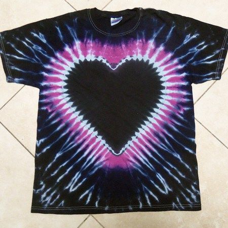 Heart Tye Dye Pattern, How To Make A Heart Tie Dye Shirt, Tie Dye Patterns Heart, Heart Tye Dye, Heart Shaped Tie Dye Shirt, Diy Dye Clothes, Easy Diy Tie Dye, Tie Dye Folding Techniques, Tye And Dye