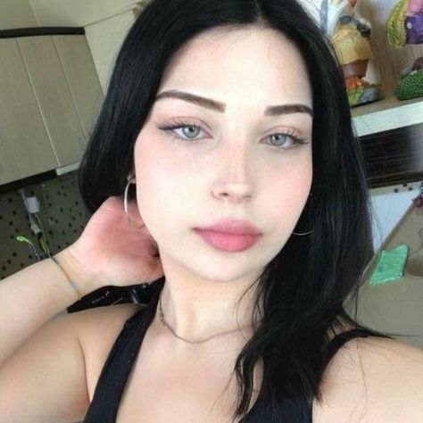 White Skin Makeup, Black Hair White Skin, Dark Hair Blue Eyes, Brown Hairstyles, Black Hair Blue Eyes, Hair Color Brown, Chocolate Hair, Swag Makeup, Hey Gorgeous