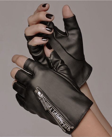 Leather Gloves Aesthetic, Fingerless Gloves Aesthetic, Gloves Aesthetic, Fingerless Leather Gloves, Gloves Outfit, Black Fingerless Gloves, Gloves Fingerless, Fashion Gloves, Gloves Fashion