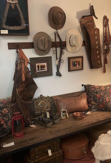 Western Americana Decor, Saddle Decor Ideas House, Cowboy Western Decor, Western Vintage Bedroom, House Design Western, Western Gallery Wall Ideas, Cowboy Home Aesthetic, Vintage Western Room, Western Vintage Decor