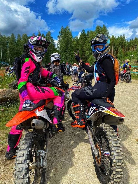 Motocross Girls Outfits, Pink Dirt Bike, Dirt Bike Riding Gear, Motocross Girls, Dirt Bike Helmets, Bike Couple, Enduro Motocross, Motocross Love, Dirt Bike Racing