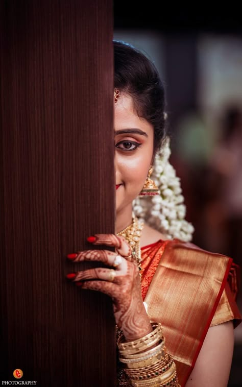 Saree Ceremony, Saree Function, Wedding Photography Bridal Party, Indian Bride Poses, Indian Bride Photography Poses, Indian Wedding Poses, Kerala Wedding Photography, Bride Photos Poses, Kerala Bride