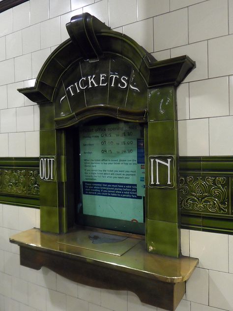 London Tube Station, Obsession Art, Tube Stations London, London Underground Tube, London Underground Stations, Green Tiles, Ticket Booth, Underground Station, Westminster London