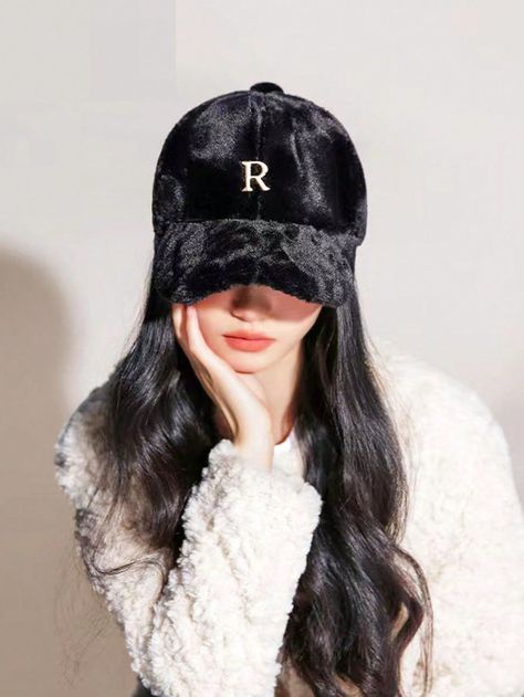 Women Baseball Cap, Cute Photo Poses, Outdoor Streetwear, Beautiful Eyes Images, Women Baseball, Bollywood Hairstyles, Cool Hairstyles For Men, Beautiful Curly Hair, Black Baseball Cap