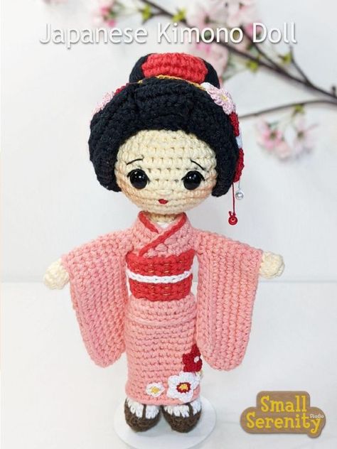 Poupée japonaise avec kimono Crochet Kokeshi Doll Free Pattern, Crochet Japanese Doll, Crochet Kimono Pattern Free, Crochet Kimono Pattern, Crochet Hello Kitty, Kimono Doll, Japanese Crochet Patterns, Hello Kitty Crochet, Crochet Toys Free Patterns