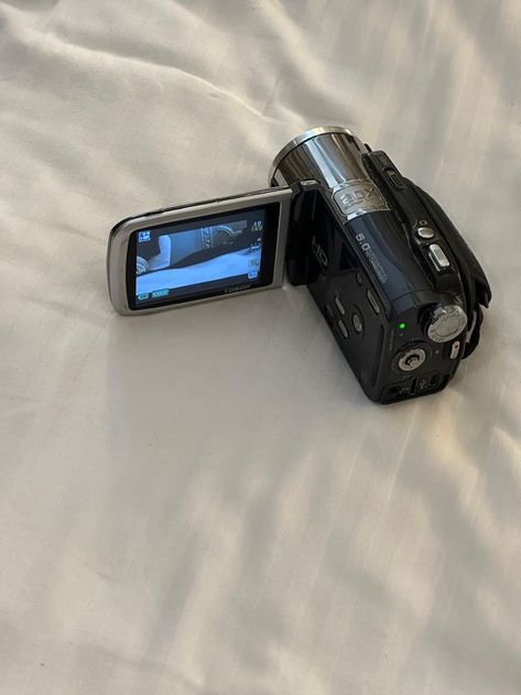 Vintage Digital Camera Aesthetic, Retro Camera Aesthetic, Old Camcorder, Old Cameras Aesthetic, Camcorder Aesthetic, Vintage Camera Aesthetic, Filming Camera, Cameras Aesthetic, Old Film Camera