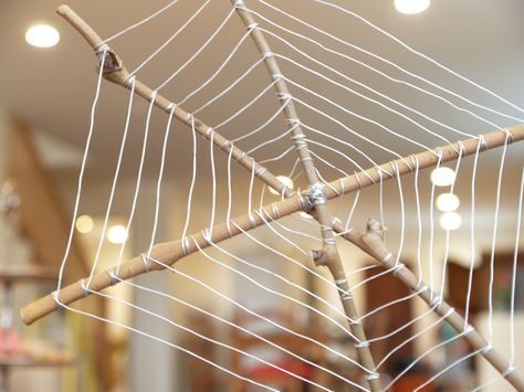 Wood and wire spiderweb. I'm thinking this can be modified to make into a loom, but even in this shape it was be fun to weave some fabric in and out. Stick Spider, Twig Christmas Tree, Wire Spider, Twig Crafts, Twig Art, Branch Art, Rustic Crafts, Theme Halloween, Seasonal Crafts