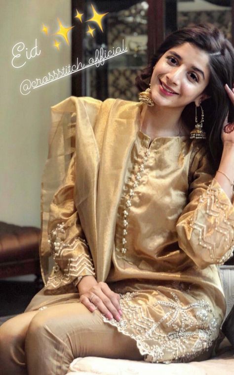 Marwa hocane😍💙 Mawra Hocane Dresses, Pakistan Drama, Mawra Hocane, Shadi Dresses, Nikkah Dress, Bridal Dresses Pakistan, Golden Dress, Pakistani Celebrities, Desi Fashion Casual