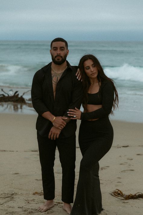 Casual Black Couple Photoshoot Outfit Ideas, Fancy Beach Engagement Photos, 1 Year Marriage Anniversary Photo Shoots, Black Outfit Beach Photoshoot, Mixed Couple Photoshoot Ideas, Family Anniversary Pictures, Couple Poses Ideas Photoshoot, Couples Photoshoot Inspiration, Summer Family Photoshoot Ideas