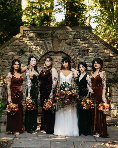 Wedding Ideas Dark Color Schemes, Dark Autumn Wedding, Dark Wedding Color Schemes, Dark Romantic Wedding Color Schemes, Dark Boho Wedding, Romantic Spring Wedding Ideas, Moody Forest Wedding, Whimsigoth Wedding, Jazz Wedding