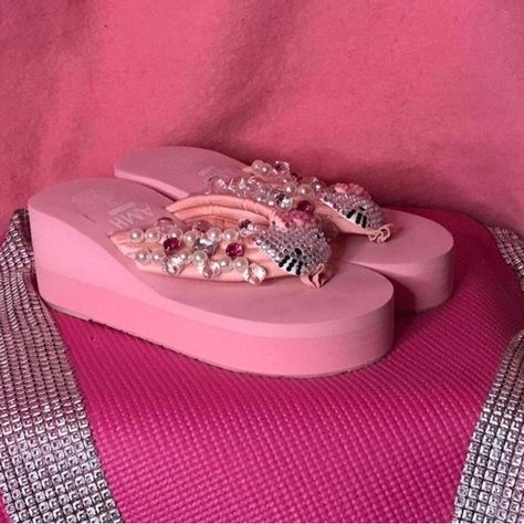 PINK PLATFORM HELLO KITTY FLIP FLOPS 💗 Hello Kitty Flip Flops, Hello Kitty Sandals, Platform Flip Flops Outfit Y2k, Y2k Flip Flops, Hello Kitty Platforms, Y2k Things, Diy Y2k, Platform Sandals Outfit, Flip Flops Platform