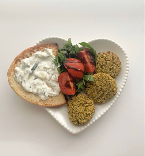 baked falafel, garlic naan, cucumber + greek yogurt tzatziki, arugula + tomato + basalmic glaze salad Falafel Aesthetic, Basalmic Glaze, Greek Yogurt Tzatziki, European Meals, Almond Food, Meal Aesthetic, Kewpie Mayo, Baked Falafel, Healthy Plates