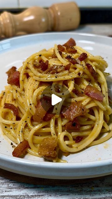 Poesía de fogón on Instagram: "PASTA CARBONARA (RECETA TRADICIONAL) 🍝  Hoy os traigo una receta italiana espectacular, sin lugar a dudas, mi pasta preferida. Seguro que ya conocéis la receta, pero me apetecía compartirla. ¡Espero que os guste!  📝 INGREDIENTES (2 personas):  ▪️100g de guanciale (panceta curada italiana) ▪️180-200g de pasta  ▪️4-5 yemas de huevo  ▪️1 cucharada sopera de pimienta negra molida  ▪️80g de queso pecorino romano rallado ▪️Sal al gusto   👨🏻‍🍳 PASO A PASO:  1️⃣ Cortamos el guanciale en lardones y freímos en una sartén, en su propia grasa (no es necesario agregar aceite). Doramos a fuego medio hasta que resulte crujiente. Retiramos de la sartén y reservamos parte de su grasa. 2️⃣ Hervimos la pasta en abundante agua con sal, siguiendo las instrucciones del fabric Pasta A La Carbonara, Pasta Italiana, Pecorino Romano, Carbonara Recipe, Pasta Carbonara, Carbonara Pasta, Love Theme, Pasta Noodles, Pizza Pasta